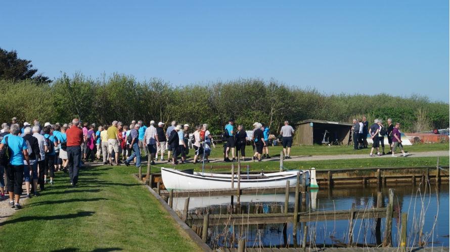 Billedet viser en flok mennesker på vandretur ved Nissum Fjord.